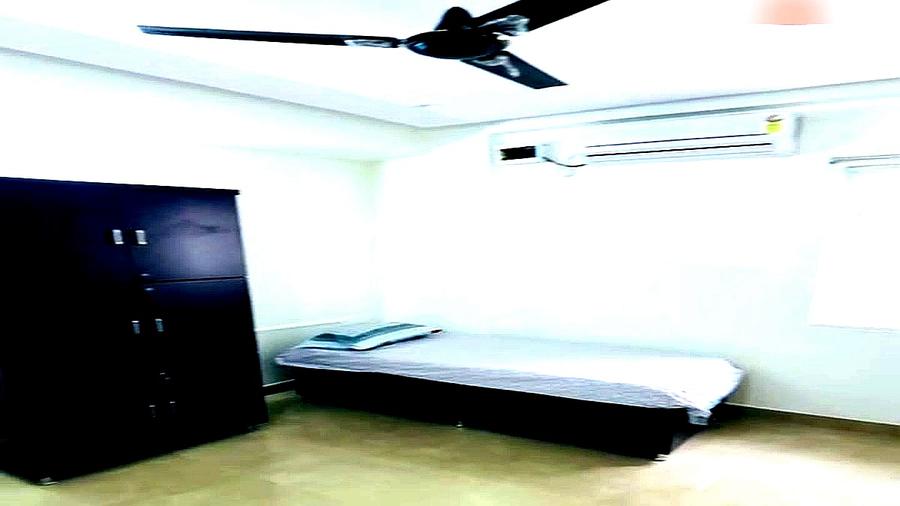 Single occupancy room with AC, wardrobe and bed